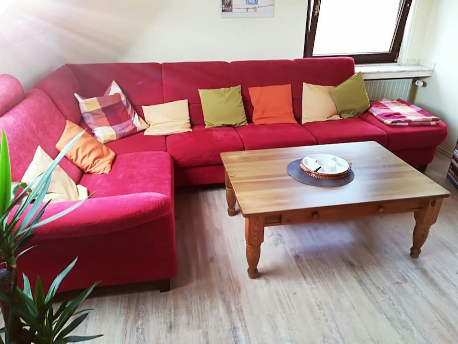 großes Sofa im Wohnzimmer