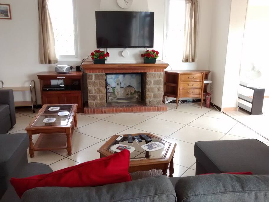 Dans le salon énorme (53m2 = 570ft2), une télévision de 48 pouces = 122 cm est très visible.