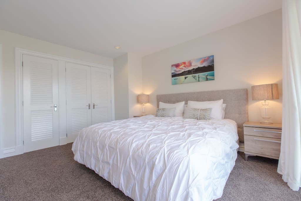Lake Esplanade Villa has recently undergone a stunning makeover with new furnishings, carpets, wallpaper, curtains and décor