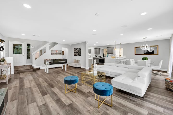 Modern 4 bedroom w/ pool,parking, patio,and grill