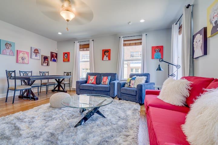 Sala de estar: dos sofás cama, mesa de póquer, bar, juegos