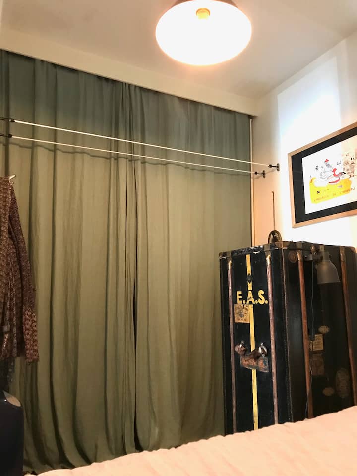 Armario de almacenamiento detrás de la cortina de lino.