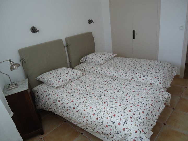 غرفة نومها الأولى تضم سريرين