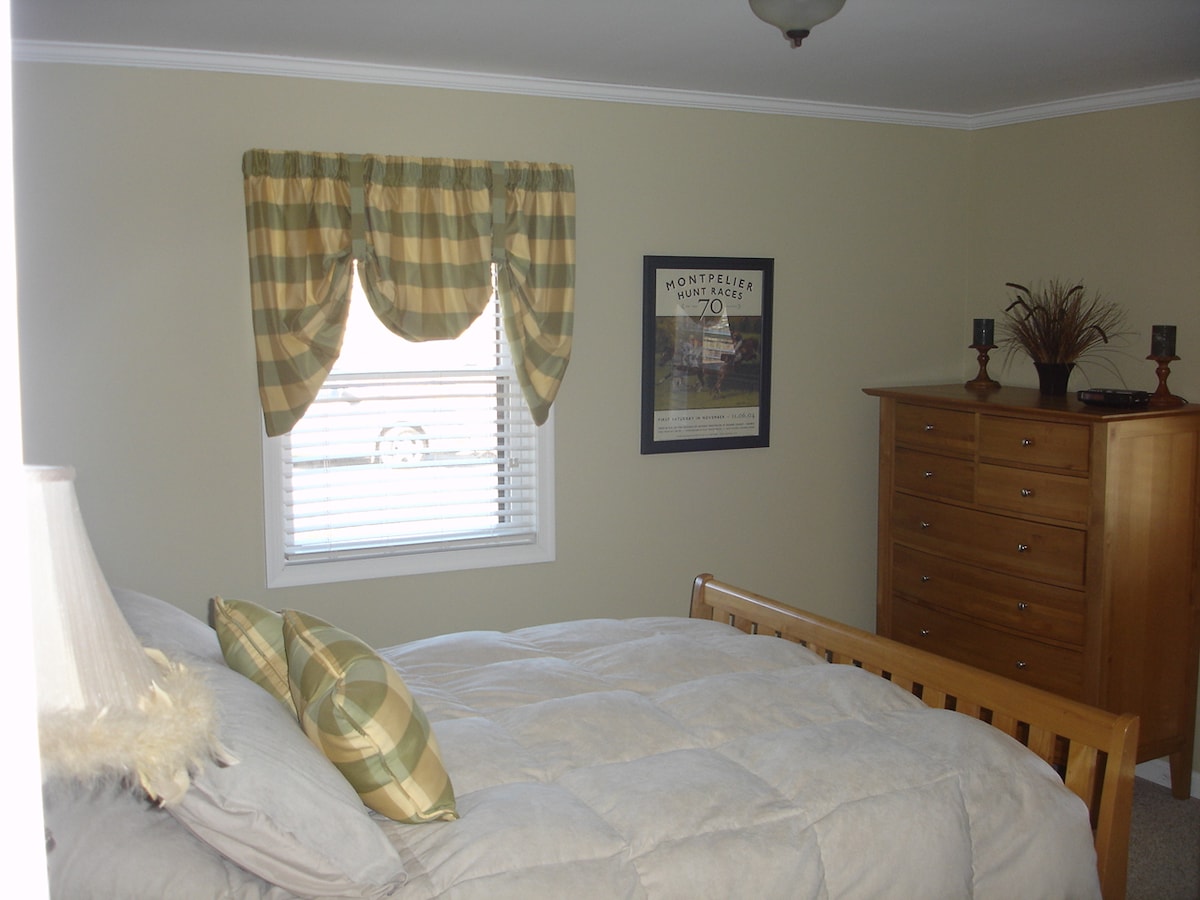 1号卧室，配备加大双人床。