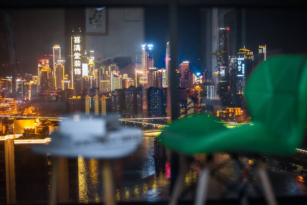 坐在观景椅上可欣赏此夜景。