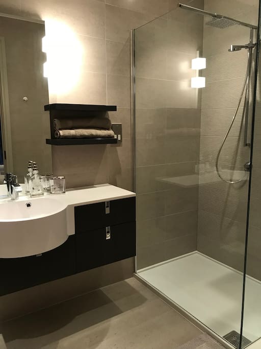Room 1: En-Suite Bathroom