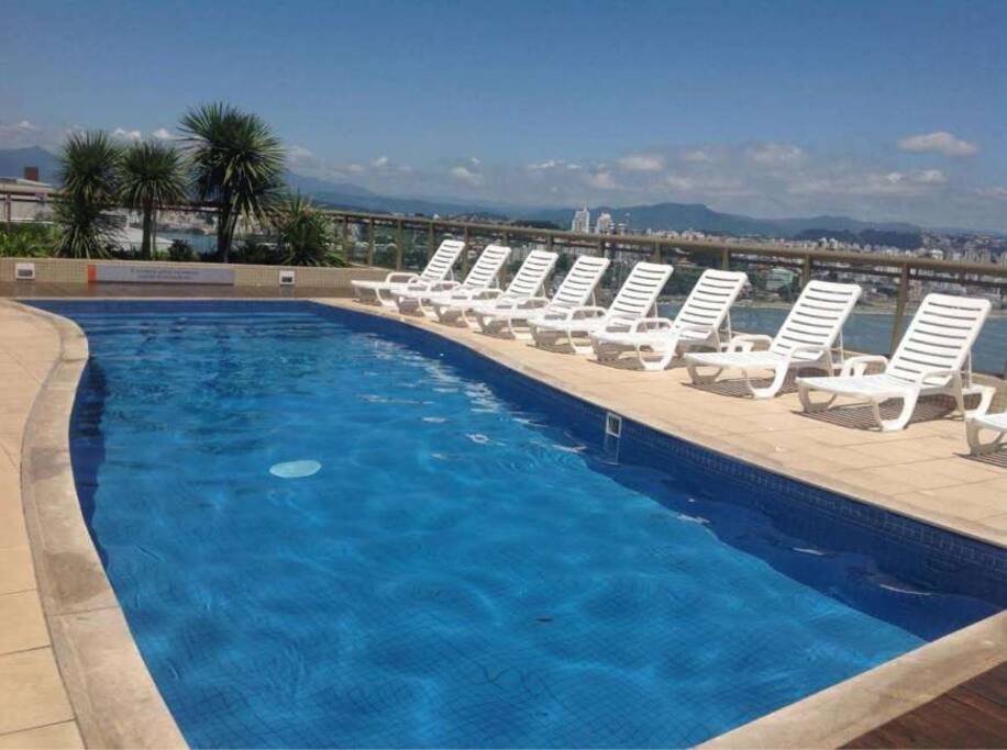 Vista sul da piscina da cobertura, aquecida e com geladeira