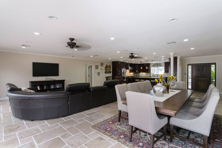 Luxury Villa W/4 BD huge backyard safe~quite gallery image 5