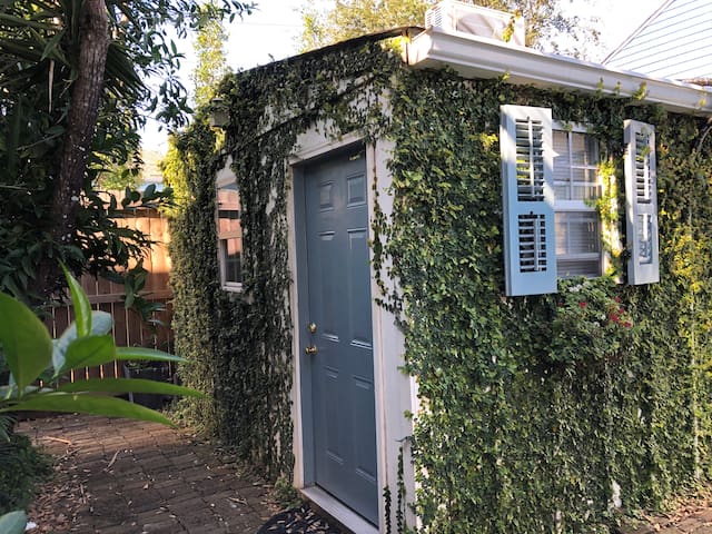 Cozy Studio Apartment Upper garden district