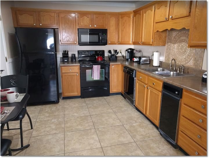 Condo with King: perfect corporate stay 30+days