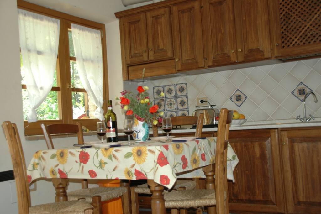 Ampia zona cucina in legno massello con Forno ventilato, frigo e tavolo in legno massello allungabile.