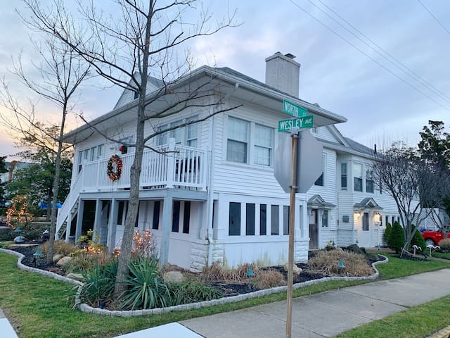 Perfect for Couples! Vintage Beach Bungalow