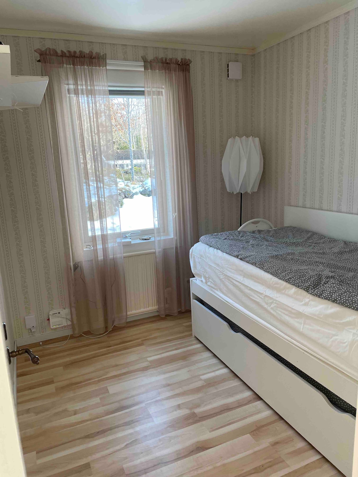 Dormitorio 2 con lugar para dos. La parte inferior de la cama se puede sacar. 
Esta habitación, así como el dormitorio 3, están conectados al comedor de la cocina. 