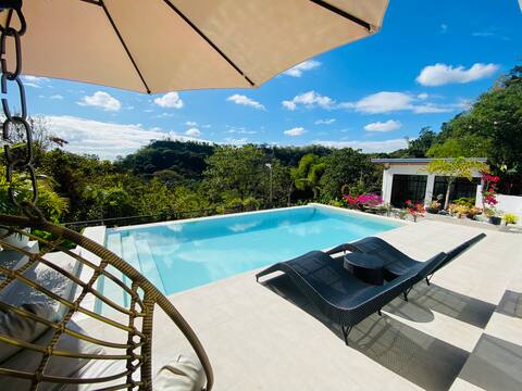 The Peak Villa w/ Infinity Pool! (20mins to Clark)
