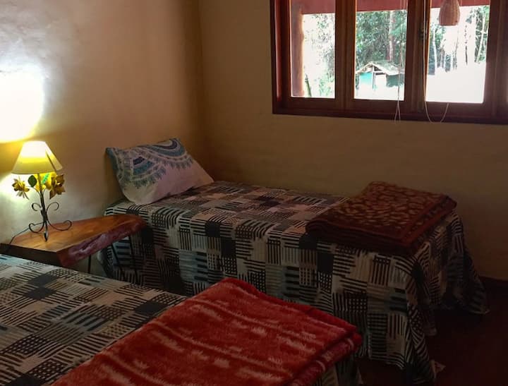Dhomë me banjë ngjitur. Llambat, tavolina anësore, rafti i rrobave dhe dollapi. Në dimër, mund të kërkohet një ngrohës hapësire elektrik. Krevatet me kuti mund të bashkohen duke u kthyer në madhësi queem. Çdo dhomë ka hapësirë për të marrë edhe një krevat tek nëse kërkohet para se të presësh vizitorë.