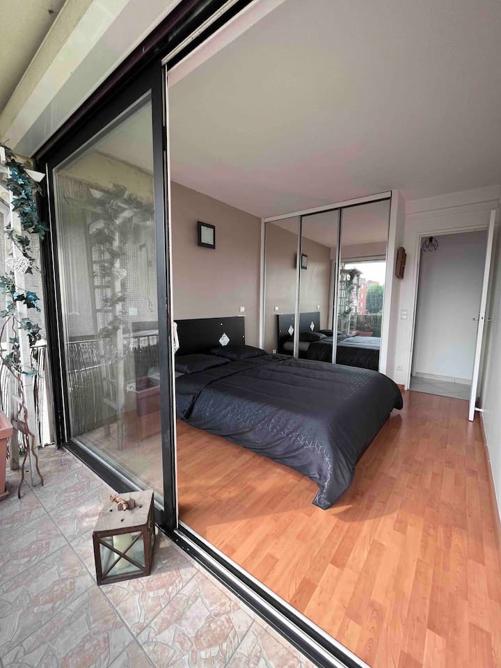 غرفة النوم وغرفة الملابس الكبيرة التي تطل على لوجيا الثانية