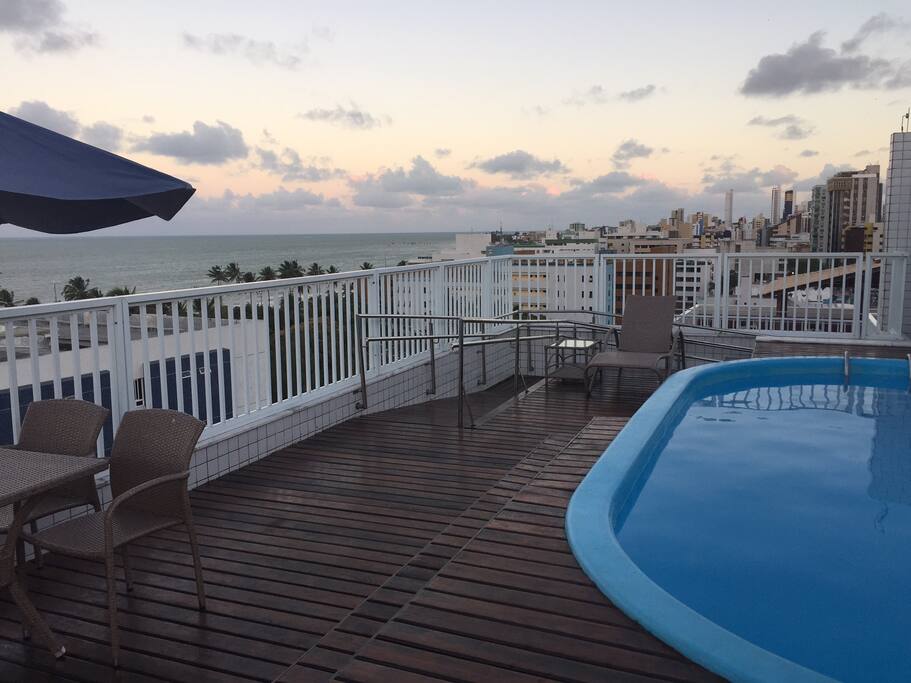 Cobertura com piscina e mesas de apoio
