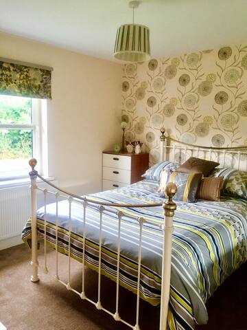 Kingsize BedRm & main BathRm,Coleraine, 1-2 people