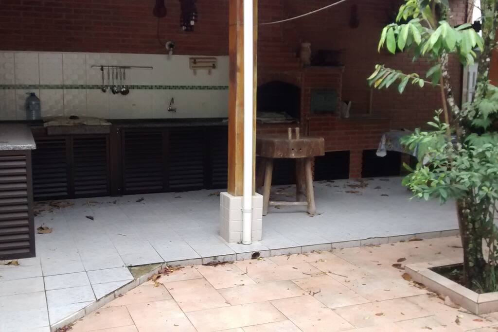 Quintal com área de churrasco