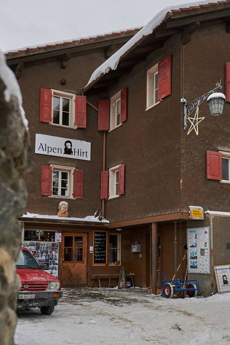 Haus von aussen im Winter