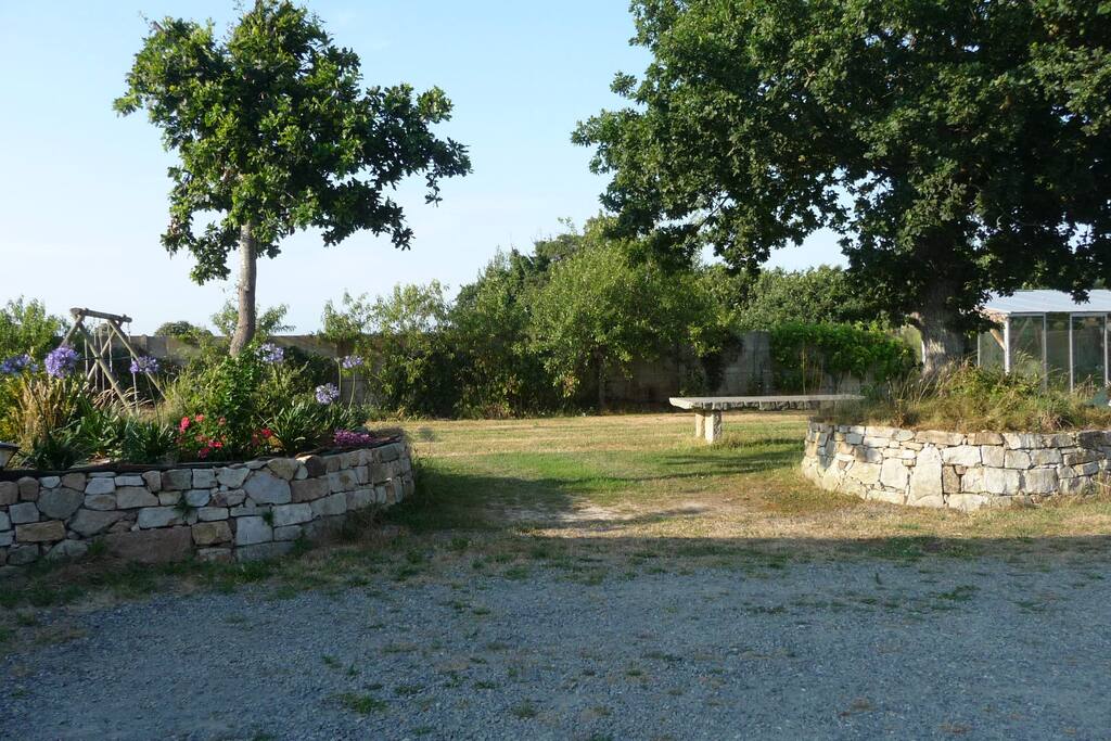 parking commun avec les propriétaires (4 places), table d' Obélix