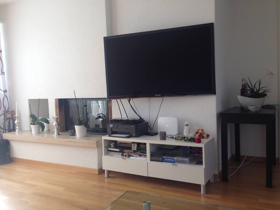 Fernseher und Kamin