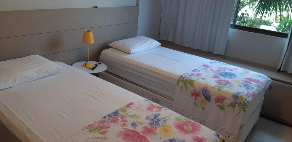 Chumba, chenye vitanda viwili pacha, unapojiunga, unapata kitanda cha ukubwa wa kifalme.