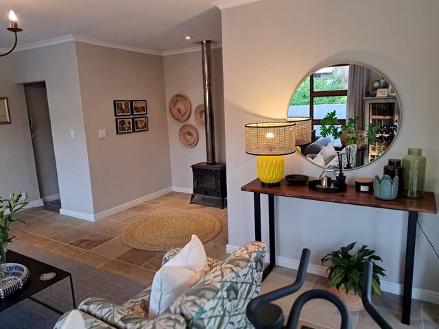 Entertainers dream home with pool & mountain views gallery image 5