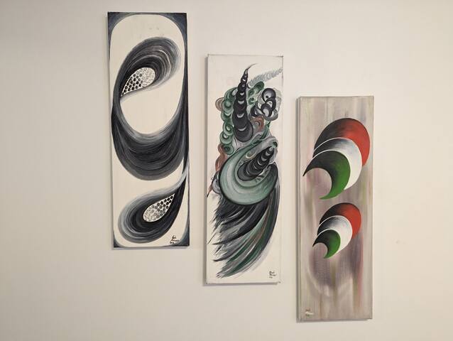 Cozy Home + Large backyard, 20mins from DT! gallery image 2