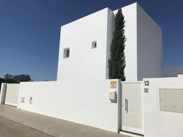 EL APARTAMENTO DE LA CASA BLANCA DEL CIPRÉS