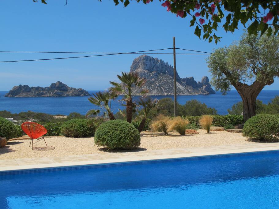 Blick von einer Terrasse aufs Meer