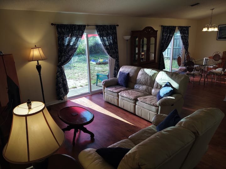 Дневна соба од март 2021 година. Ги ажуриравме каучите од овие слики и ќе ги ажурираме веднаш штом ќе пристигнеме во средината на април.