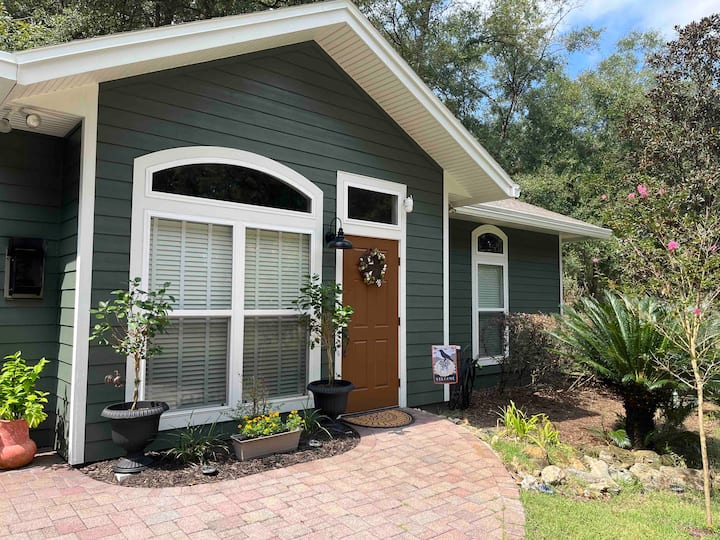 ALachua Country Cottage Close to Springs GNV Guesthouses for Rent in