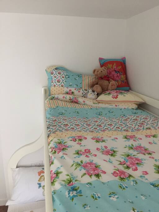 For safety reasons, only 6 years old above are allowed to sleep on upper bed.