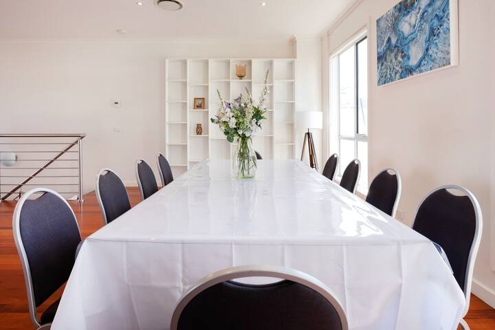 Spacious modern comfy 15 minute walk to CBD gallery image 2