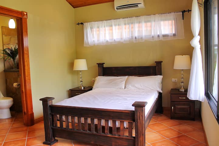 配备空调和独立卫生间的主卧