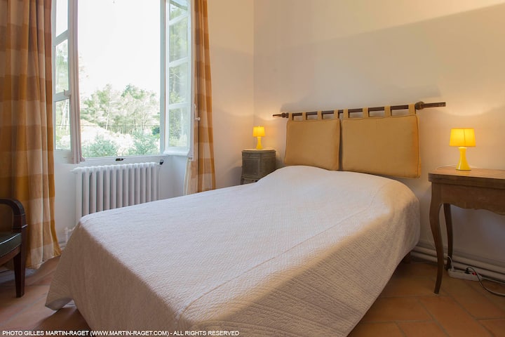 Bedroom 5 on the 1st floor with garden view. / Bedrooom #5 with view over the garden.