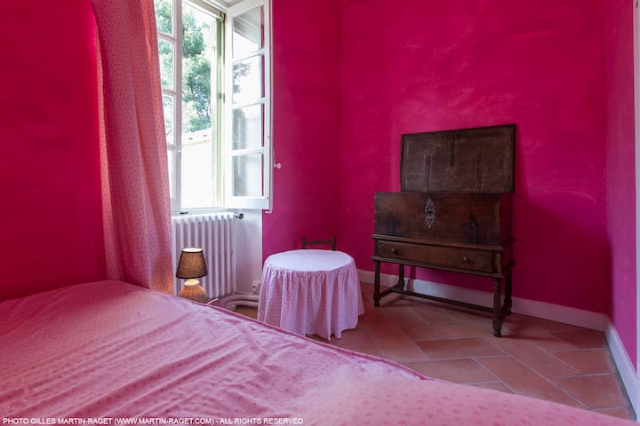 Room 6 on the 1st floor with 1 single bed. / Bedroom #6 with a single bed and view on the garden, north side.