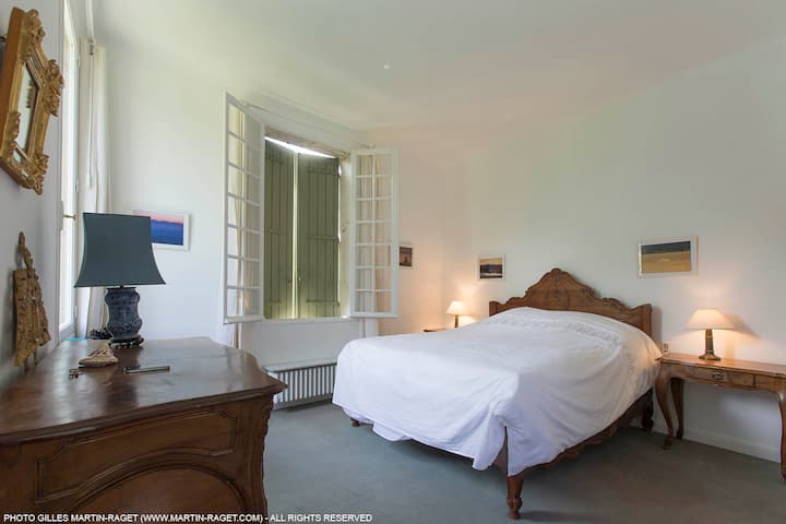 Independent bedroom  1 on the first floor with private bathroom. / Bedroom #1 at 1st floor with private bathroom.