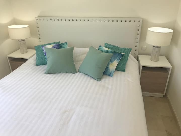 Dormitorio de invitados con cama tamaño king de 200 cm x 180. 