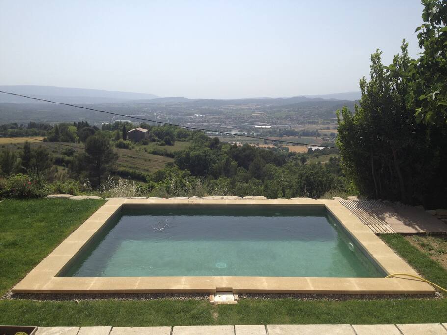 Et voilà le bassin surplombant la vue sur le Luberon et la vallée