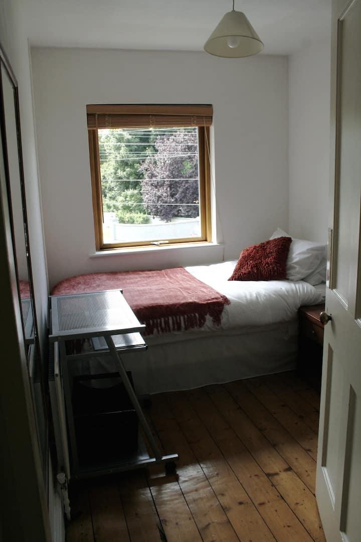 Bright and Comfortable Single Room in Salthill Townhouses for Rent in