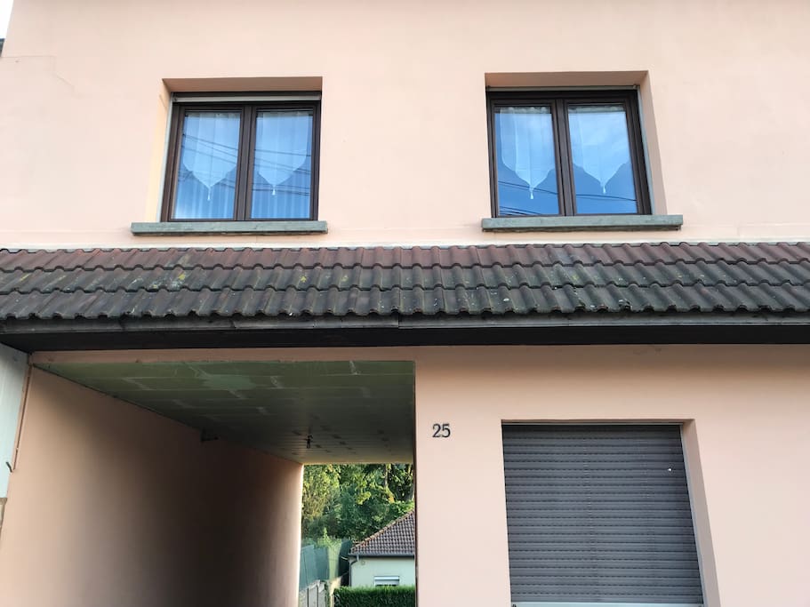 Voici la copropriété. L’appartement correspond aux deux fenêtres. Celle de gauche correspond au salon, celle de droite correspond à la cuisine.