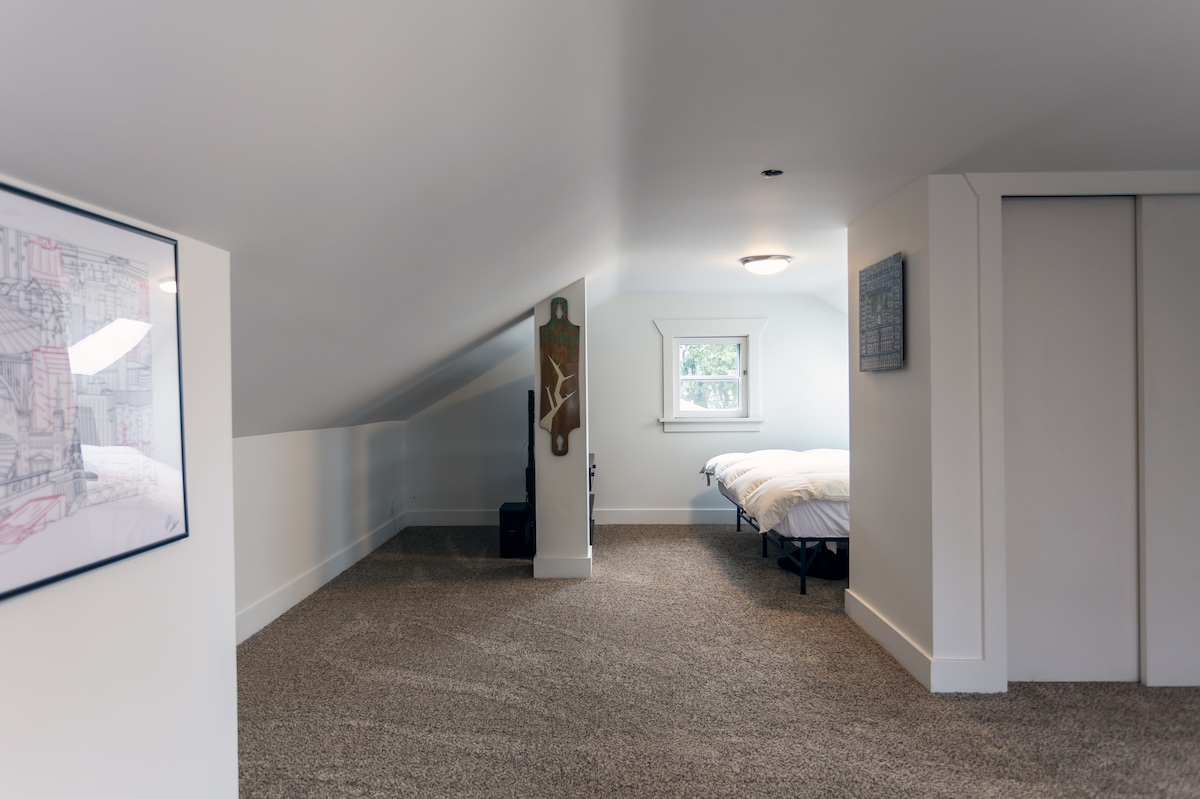 ห้องนอนชั้นบนขนาดใหญ่
(มีที่นอนเป่าลมขนาดควีนไซส์ในห้องนี้สำหรับผู้เข้าพักเพิ่มเติมหากจำเป็น)