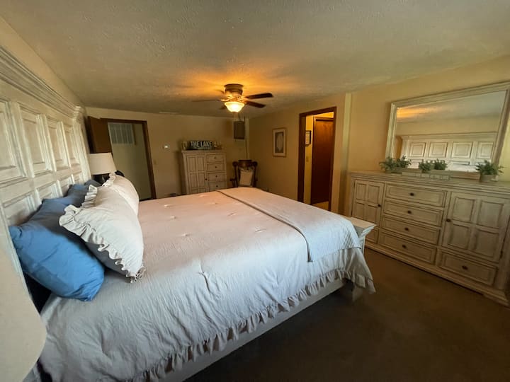 Dormitorio principal con cama tamaño king 