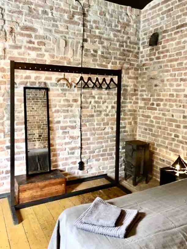 رف ملابس ومرآة كبيرة.