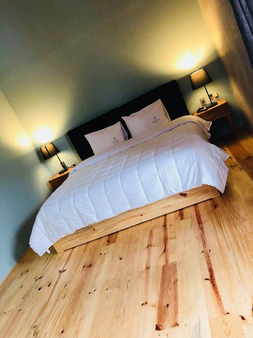 Una confortable cama king Size vestida con sabanas de algodón, cobija y edredón que te ayudaran a descansar y olvidar que estas en la parte mas fría de los altos de Chiapas