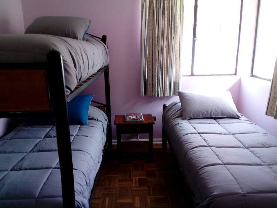 habitacion tres camas,sillon ,television ,tv cable,wifi.baño compartido.desayuno continental