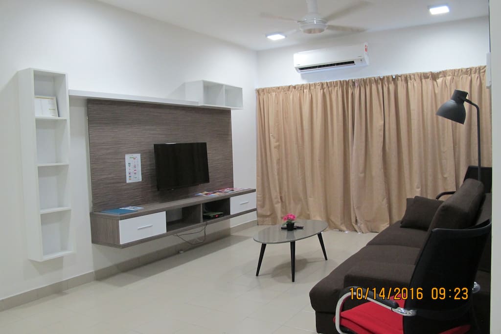 3-Bedroom Apartment - Living Area with 40" LED TV