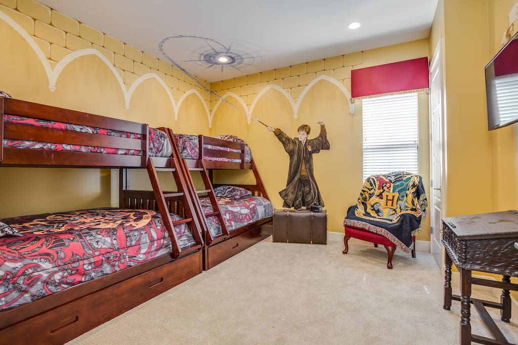 Harry Potter themed kids room sleeps up to 6 kids - Bedroom #11